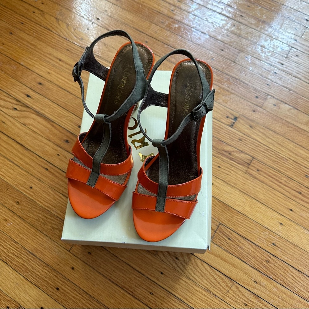 Restricted Khiara heeled sandals!